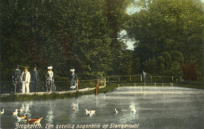 8838 Gezicht op de vijver van het huis Slangevecht bij Breukelen, met links een aantal als figurant geklede etalagepoppen.